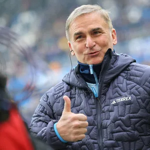 Stefan Kuntz lacht und hebt den Daumen hoch.