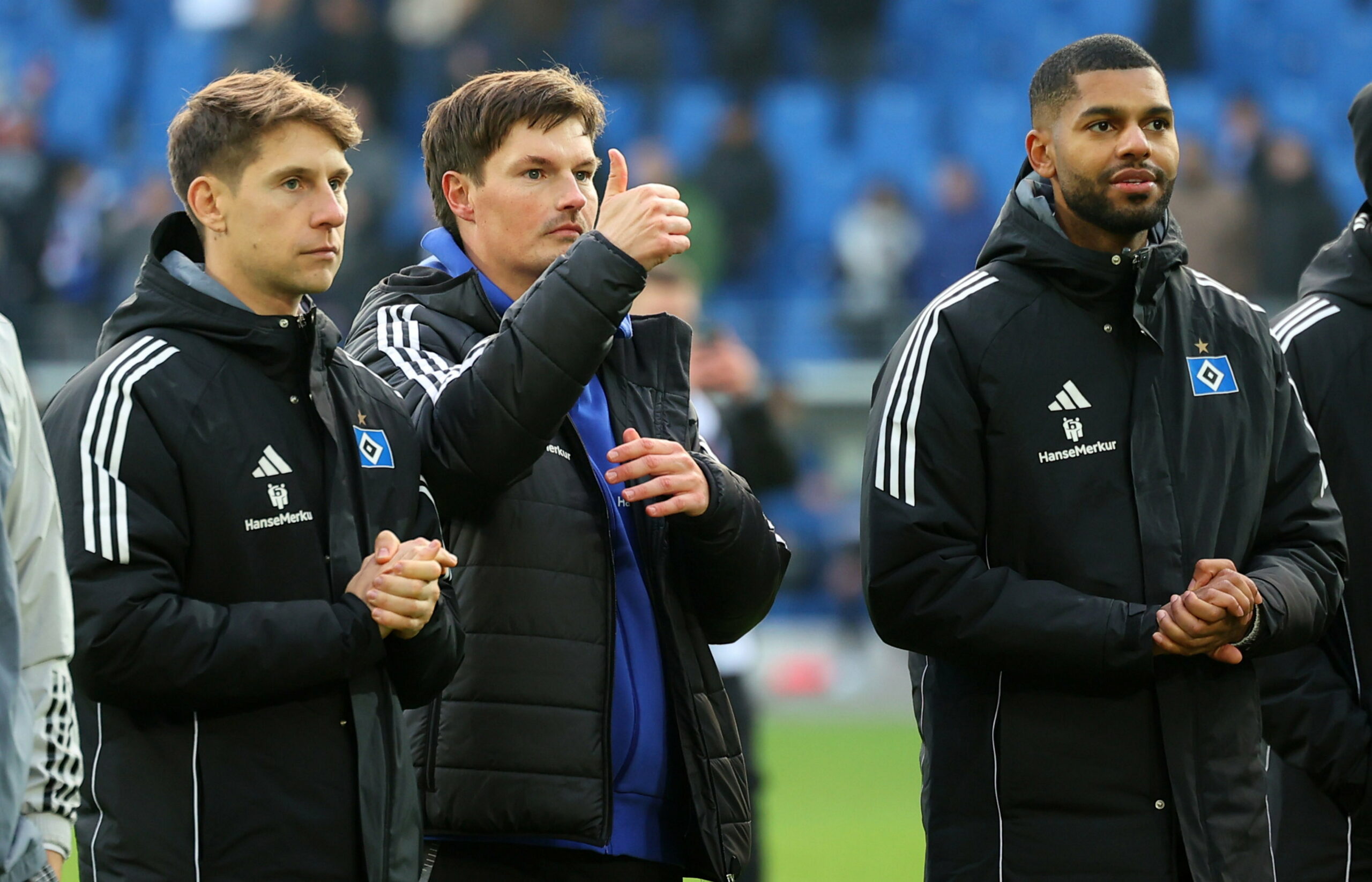 Merlin Polzin hebt an der Seite von Loic Favé und Richard Krohn den Daumen