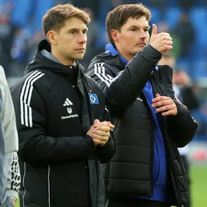 Merlin Polzin hebt an der Seite von Loic Favé und Richard Krohn den Daumen