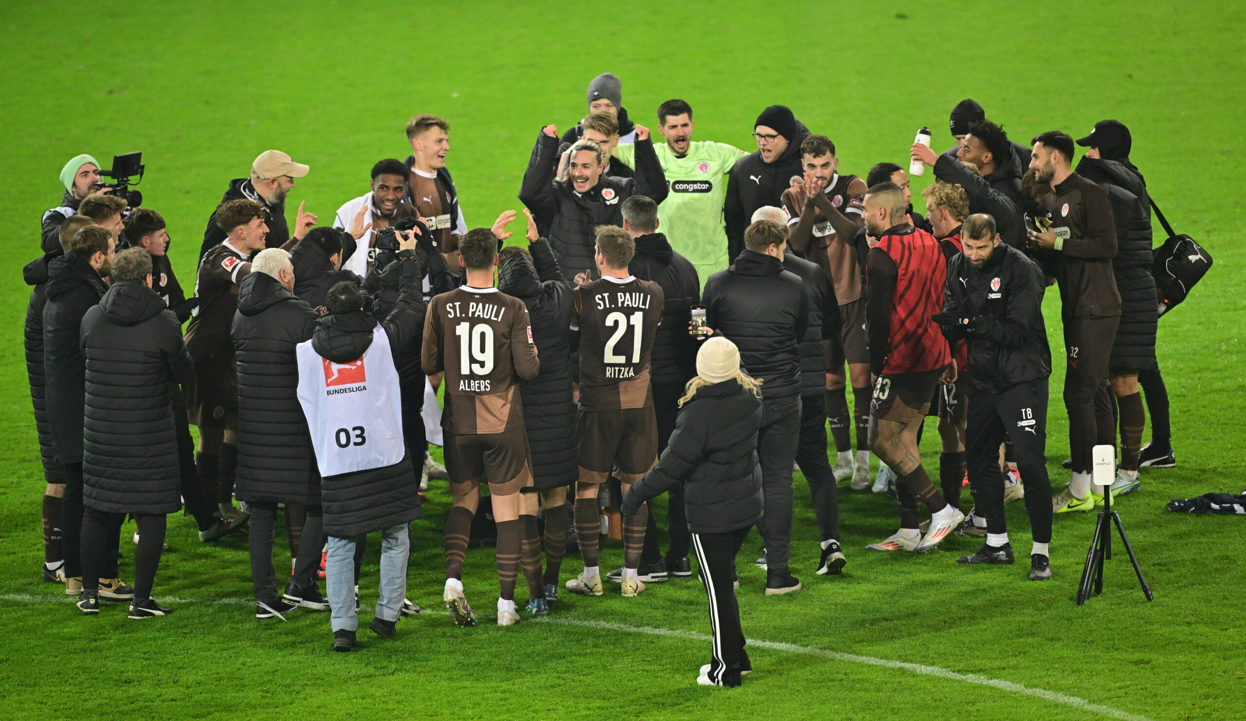 Die St. Pauli-Profis jubeln nach dem Sieg gegen Kiel im Pulk