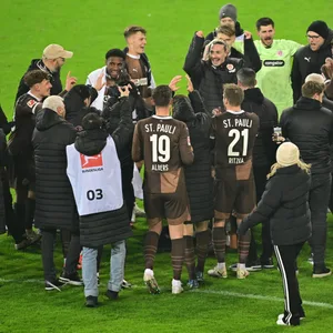 Die St. Pauli-Profis jubeln nach dem Sieg gegen Kiel im Pulk