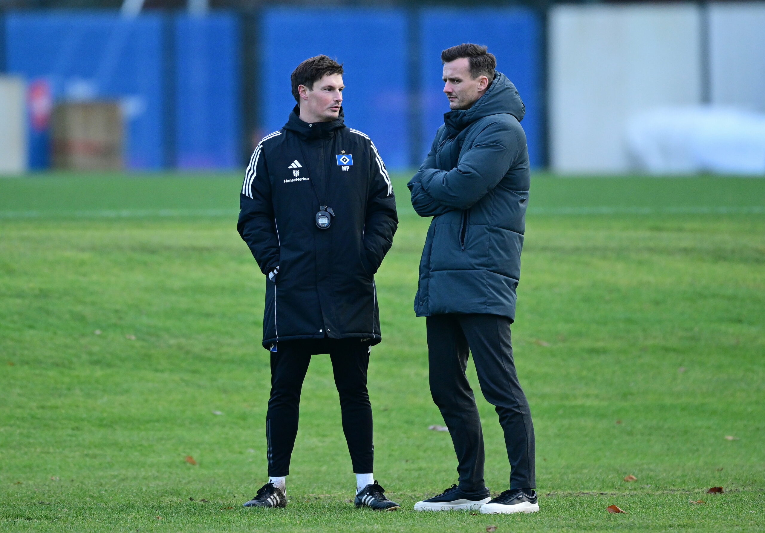 Merlin Polzin und Claus Costa unterhalten sich auf dem Trainingsplatz