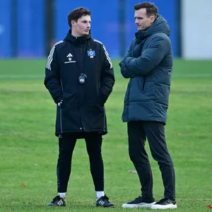 Merlin Polzin und Claus Costa unterhalten sich auf dem Trainingsplatz