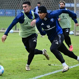 Milad Nejad im Training im Zweikampf mit Ransford Königsdörffer