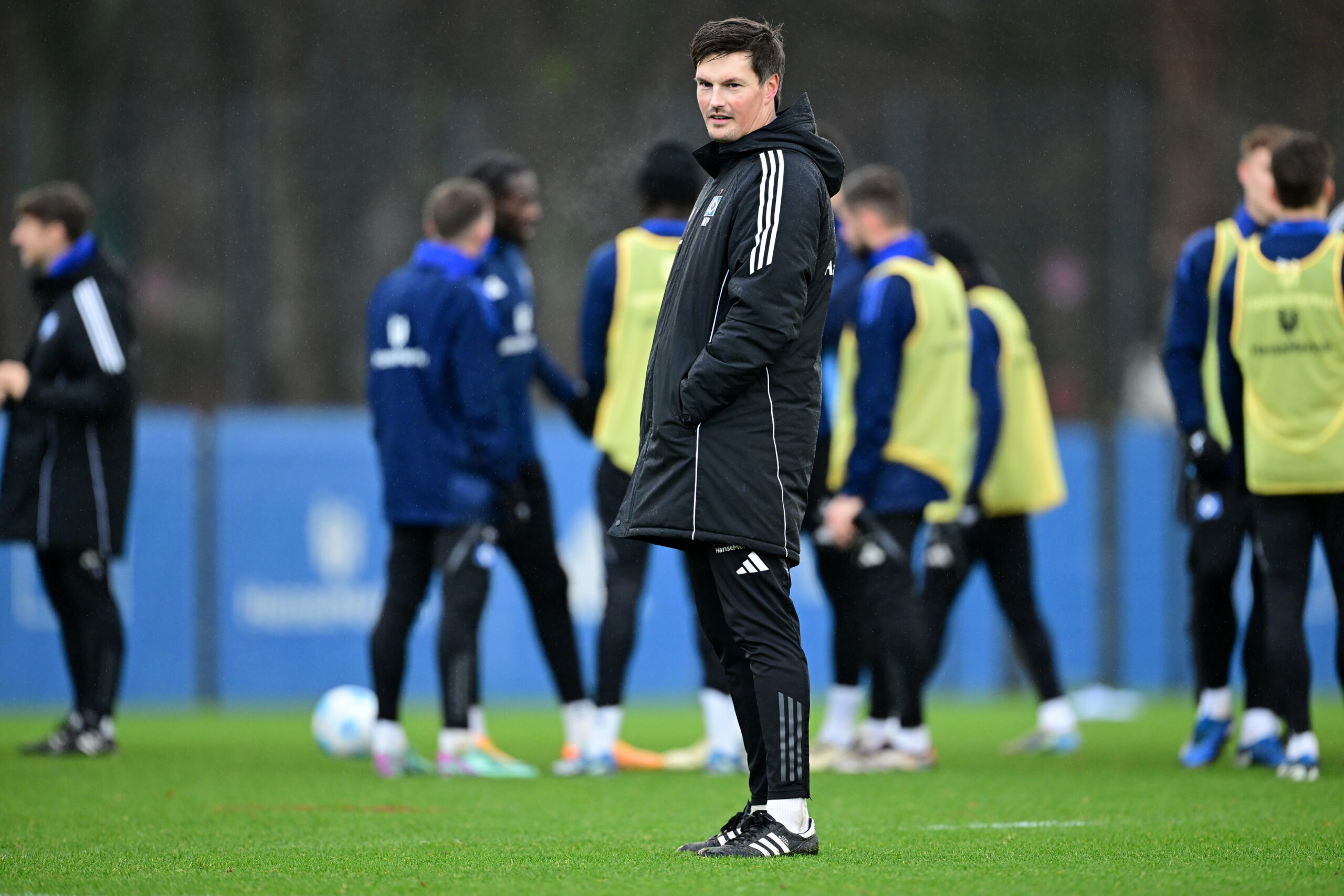 Interimstrainer Merlin Polzin steht auf dem Trainingsplatz.