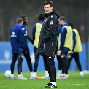 Interimstrainer Merlin Polzin steht auf dem Trainingsplatz.
