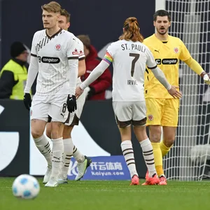 Enttäuschung beim FC St. Pauli nach dem ersten Gegentor in Leverkusen
