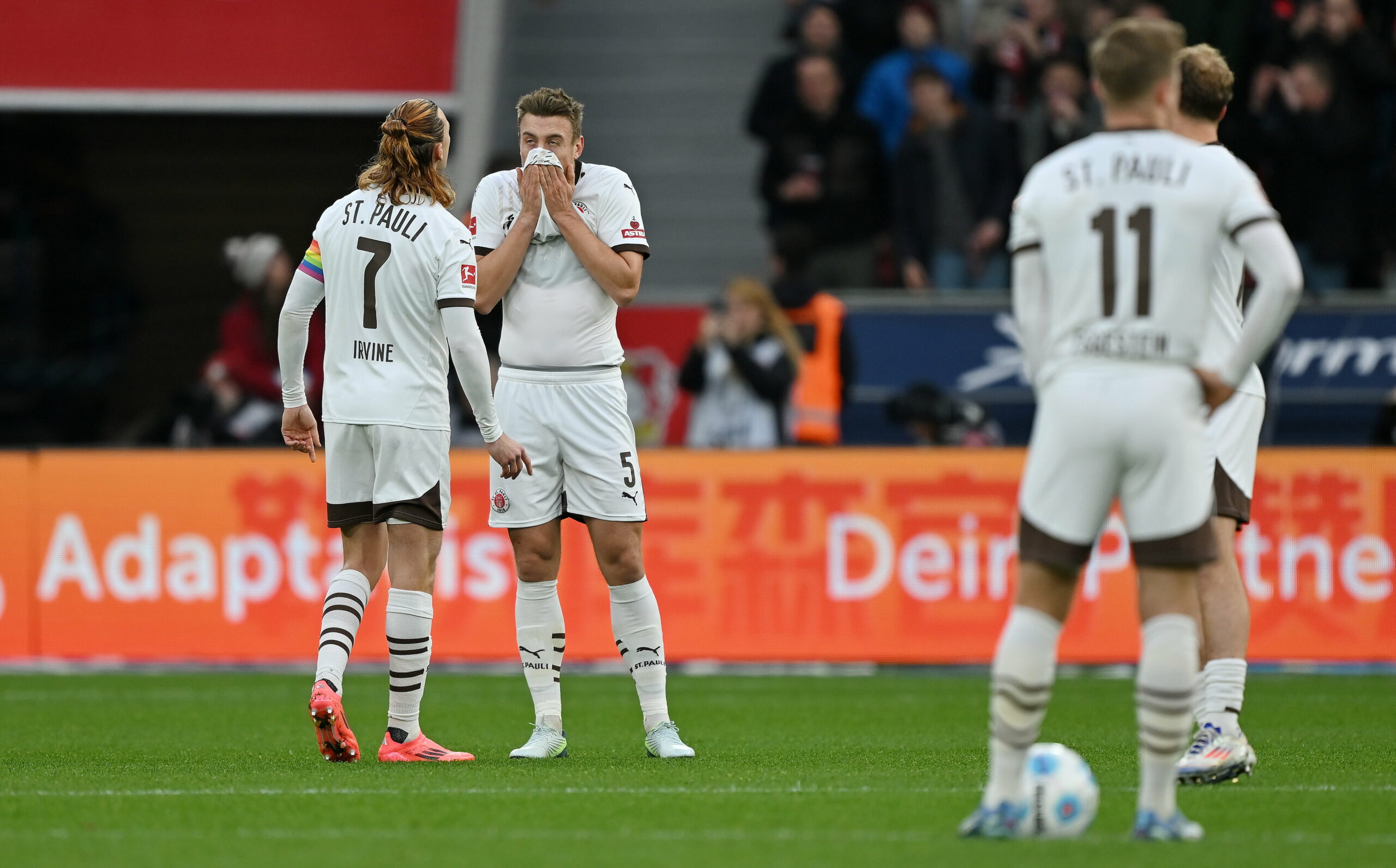 Mund abwischen: Hauke Wahl (2.v.l.) und seine Teamkollegen waren einem Punktgewinn in Leverkusen sehr nah.