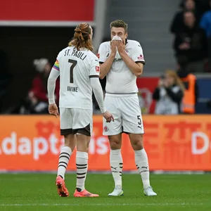 Mund abwischen: Hauke Wahl (2.v.l.) und seine Teamkollegen waren einem Punktgewinn in Leverkusen sehr nah.