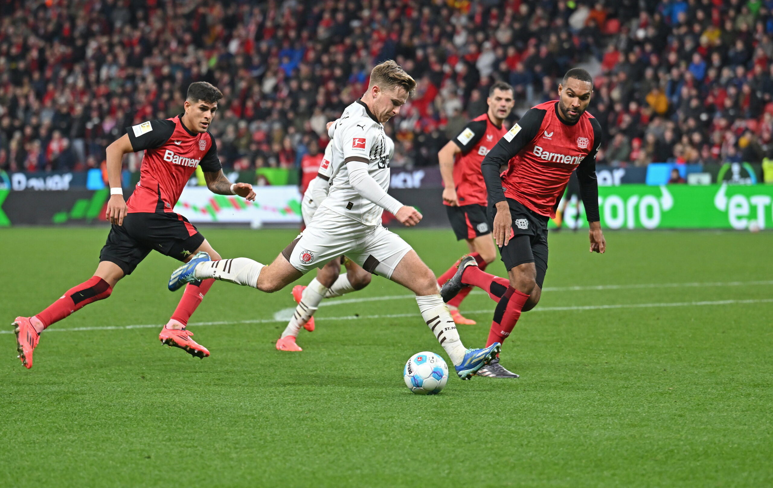 Johannes Eggestein beim Torschuss gegen Leverkusen