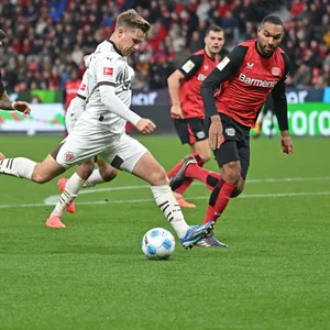 Johannes Eggestein beim Torschuss gegen Leverkusen