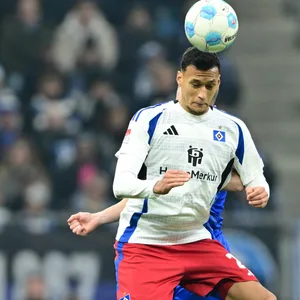 Davie Selke springt hoch und köpft den Ball weg.