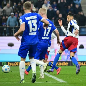 Selkes dicke Chance zum 3:2, aber der HSV-Stürmer trifft den Ball nicht richtig.