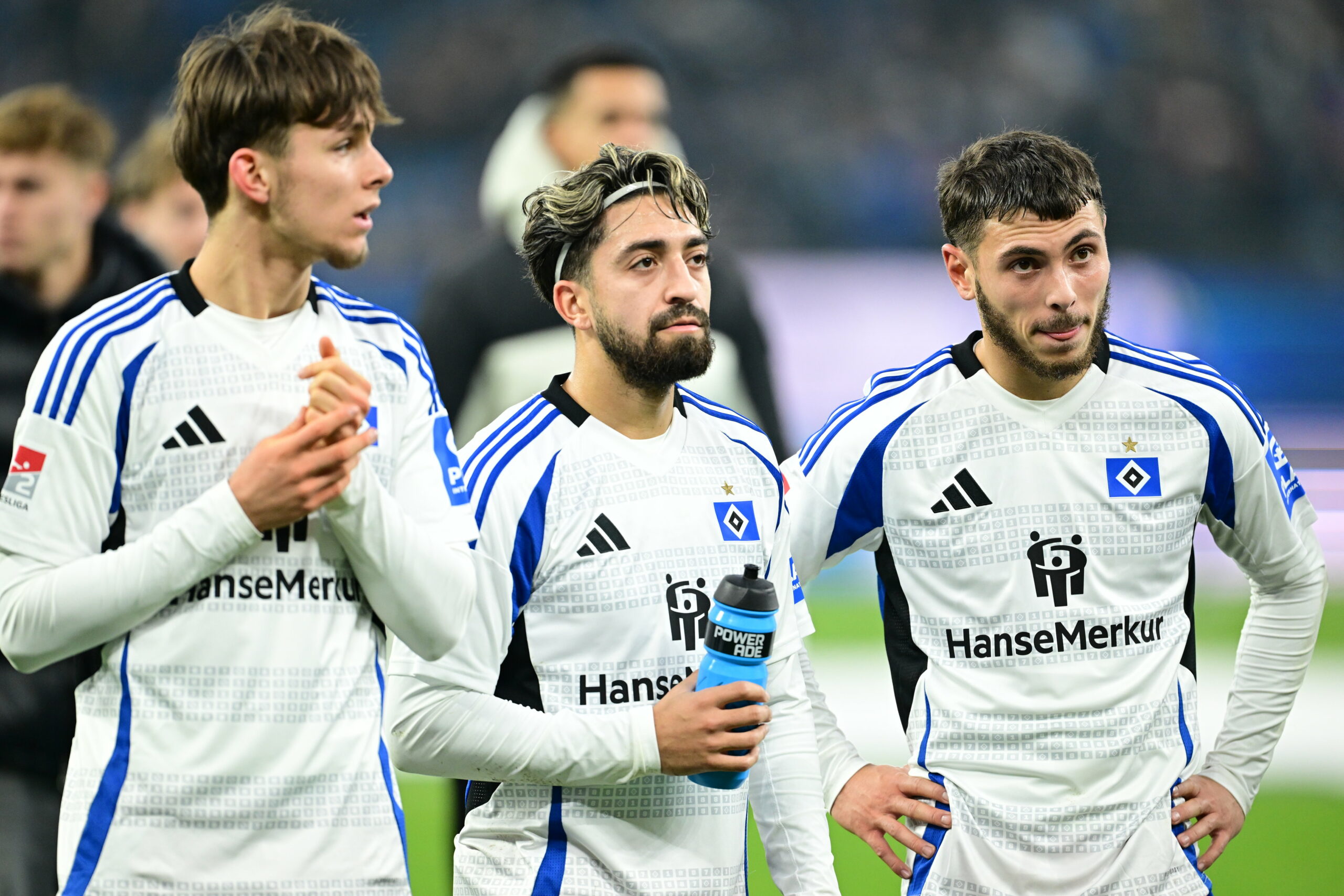 Otto Stange, Immanuel Pherai und William Mikelbrencis stehen enttäuscht vor der HSV-Nordtribüne