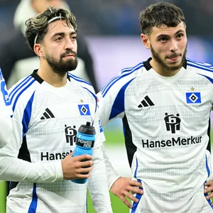 Otto Stange, Immanuel Pherai und William Mikelbrencis stehen enttäuscht vor der HSV-Nordtribüne