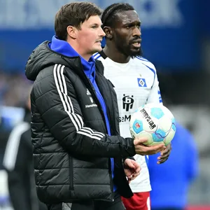Merlin Polzin gibt Bakery Jatta an der Seitenlinie den Ball