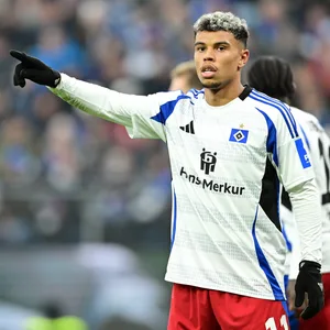 HSV-Stürmer Ransford Königsdörffer hebt den Arm auf dem Platz