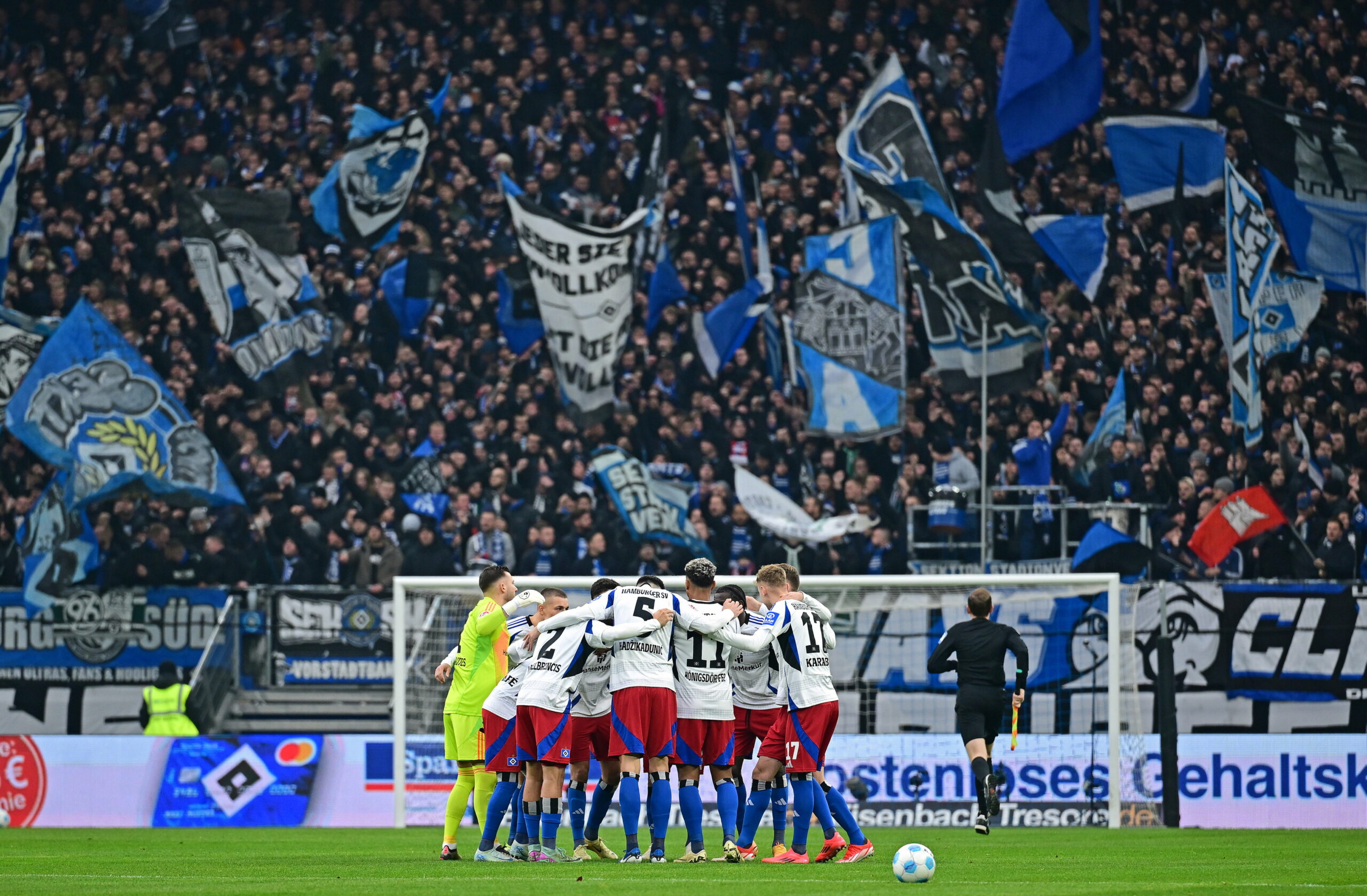 Die HSV-Spieler bilden im Volksparkstadion vor dem Anpfiff einen Kreis.