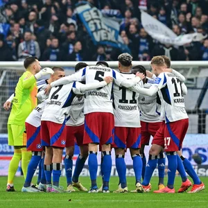 Die HSV-Spieler bilden im Volksparkstadion vor dem Anpfiff einen Kreis.