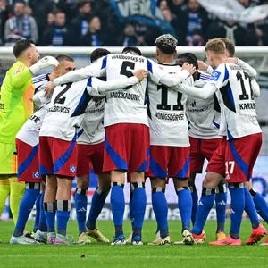 HSV-Mansnchaftskreis vor der Nordtribüne