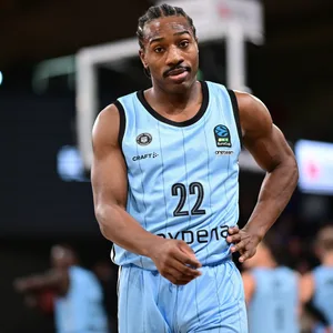 Johnathan Stove schaut mit Händen in seiner Hüfte in die Kamera