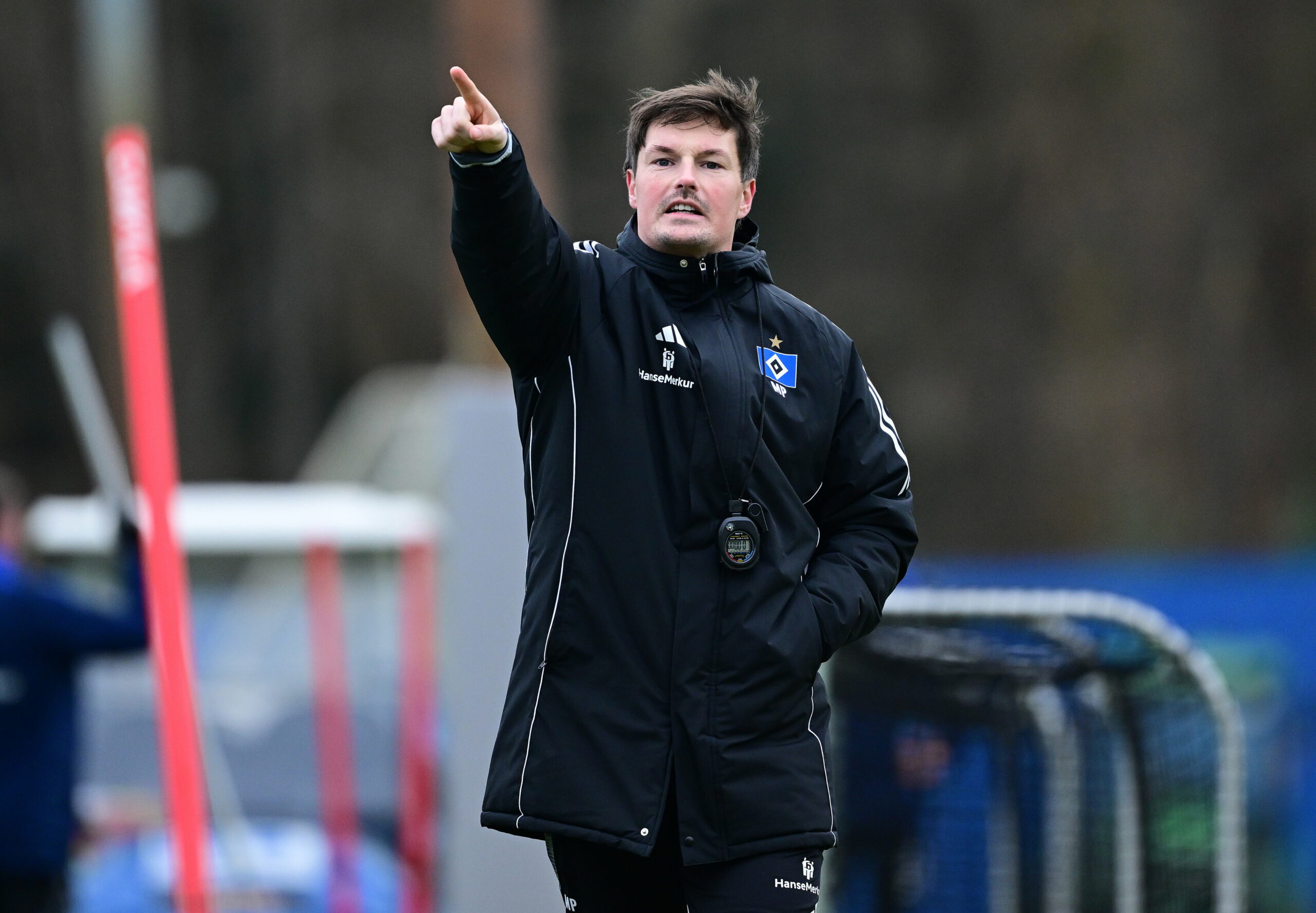 Merlin Polzin hebt im HSV-Training den Zeigefinger in die Höhe