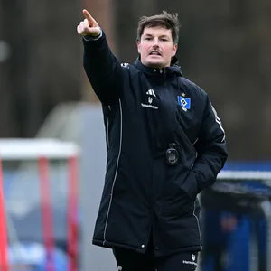 Merlin Polzin hebt im HSV-Training den Zeigefinger in die Höhe