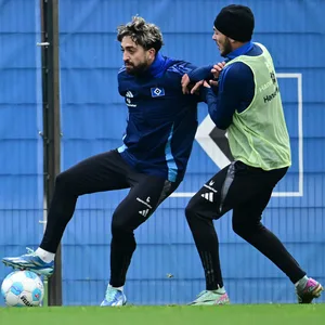 Immanuel Pherai im HSV-Training im Zweikampf mit William Mikelbrencis