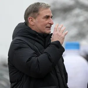 Stefan Kuntz unterhält sich mit Merlin Polzin