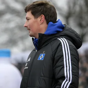 Sportvorstand Stefan Kuntz und HSV-Trainer Merlin Polzin tauschen sich vor dem Anpfiff in Ulm aus.