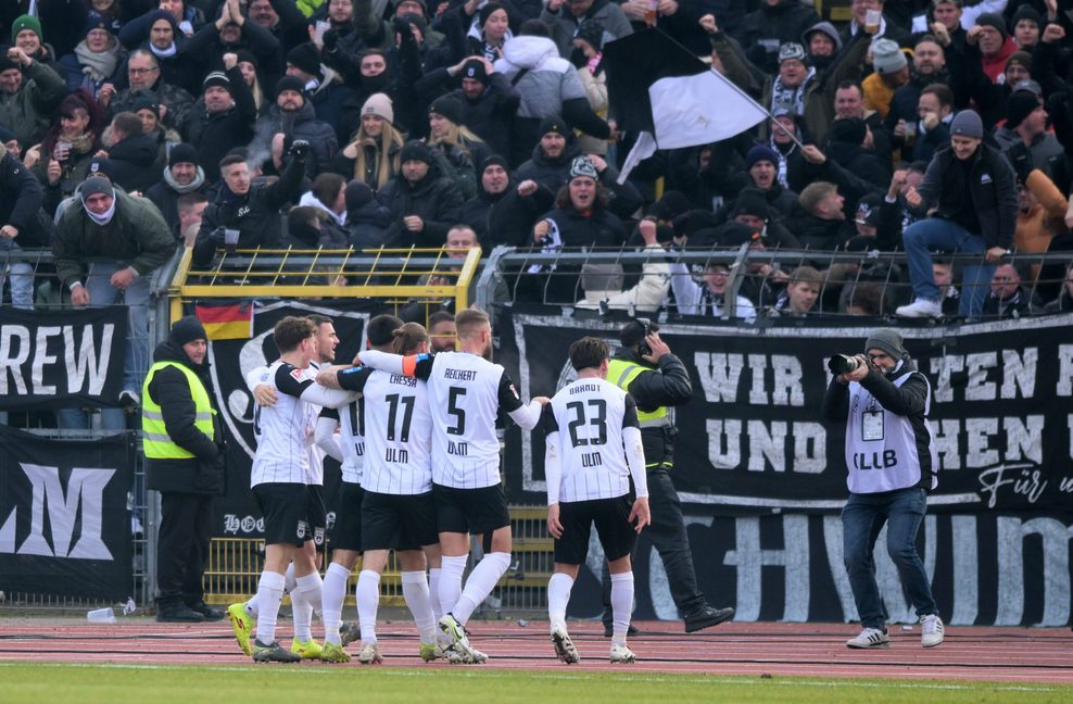 Die Ulmer feiern die Führung gegen den HSV