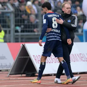 HSV-Profi Daniel Elfadli geht vom Platz
