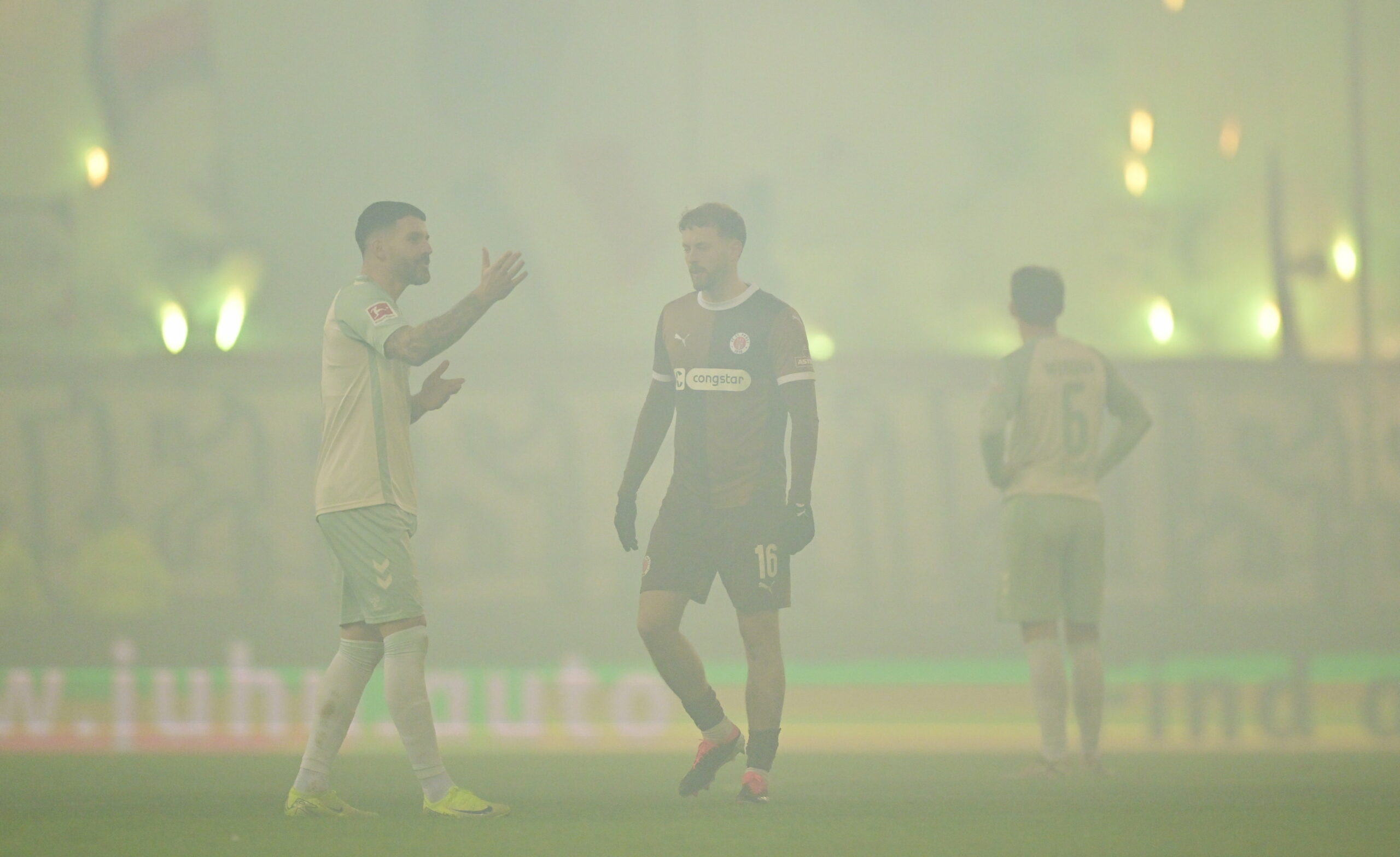 Dunkler Rauch liegt über dem Rasen des Millerntorstadions