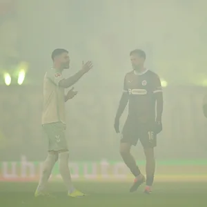 Dunkler Rauch liegt über dem Rasen des Millerntorstadions