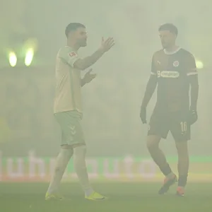 Carlo Boukhalfa steht im Nebel.
