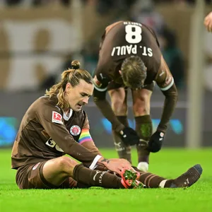 Jackson Irvine (l.) und Eric Smith richten ihr Material.