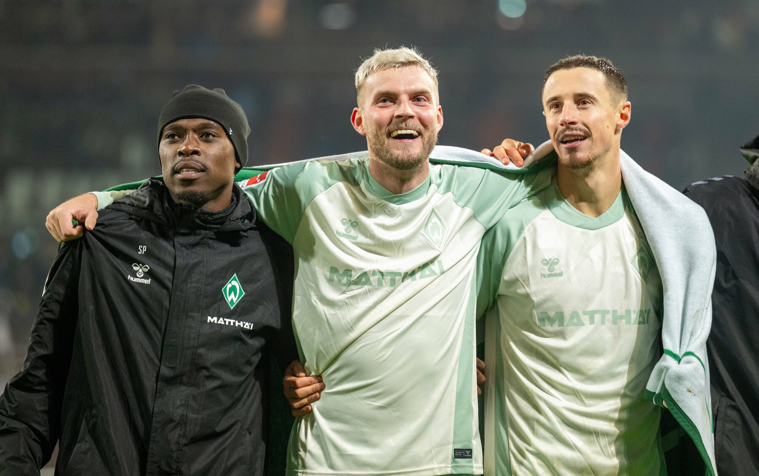 Derrick Köhn, Marvin Ducksch und Marco Friedl jubeln am Millerntor