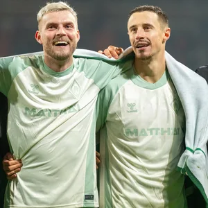 Derrick Köhn, Marvin Ducksch und Marco Friedl jubeln am Millerntor
