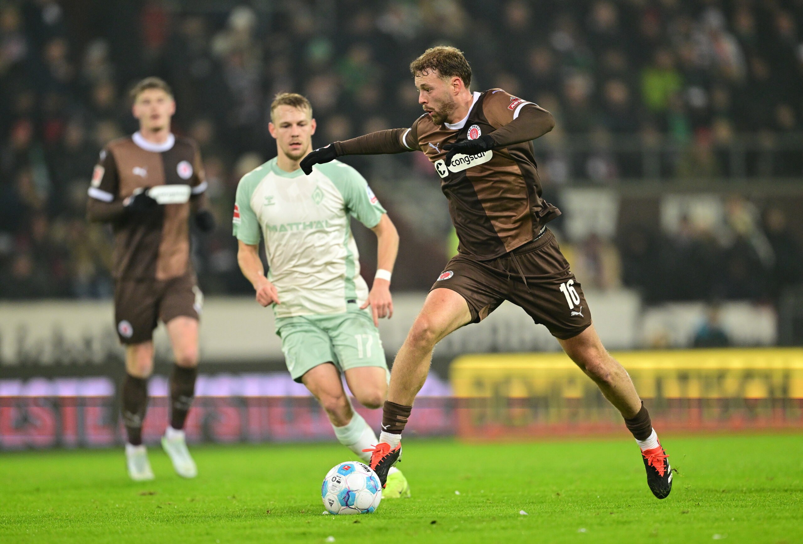 Carlo Boukhalfa treibt den Ball im Mittelfeld nach vorne