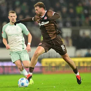 Carlo Boukhalfa treibt den Ball im Mittelfeld nach vorne