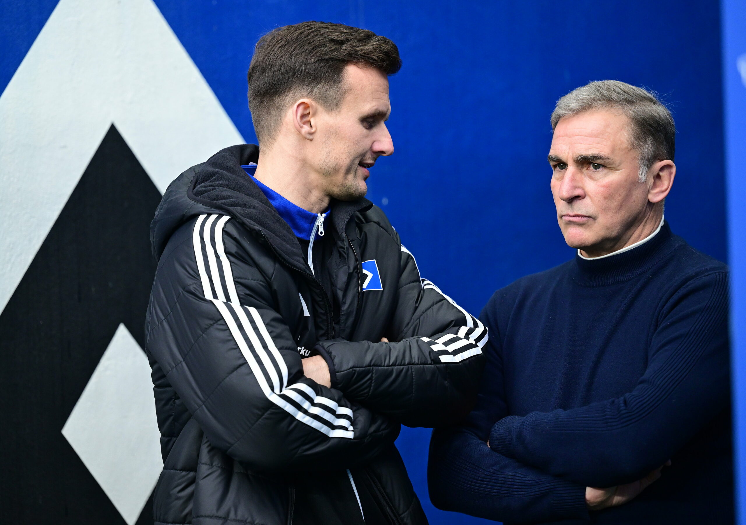 HSV-Sportdirektor Claus Costa spricht mit Sportvorstand Stefan Kuntz.