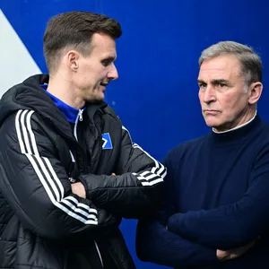 HSV-Sportdirektor Claus Costa spricht mit Sportvorstand Stefan Kuntz.