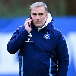 HSV-Sportvorstand Stefan Kuntz mit dem Handy am Ohr.