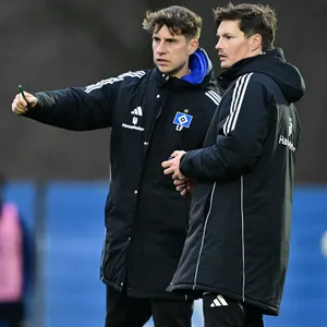 Loic Favé zeigt Merlin Polzin etwas im Training, zeigt in eine Richtung.