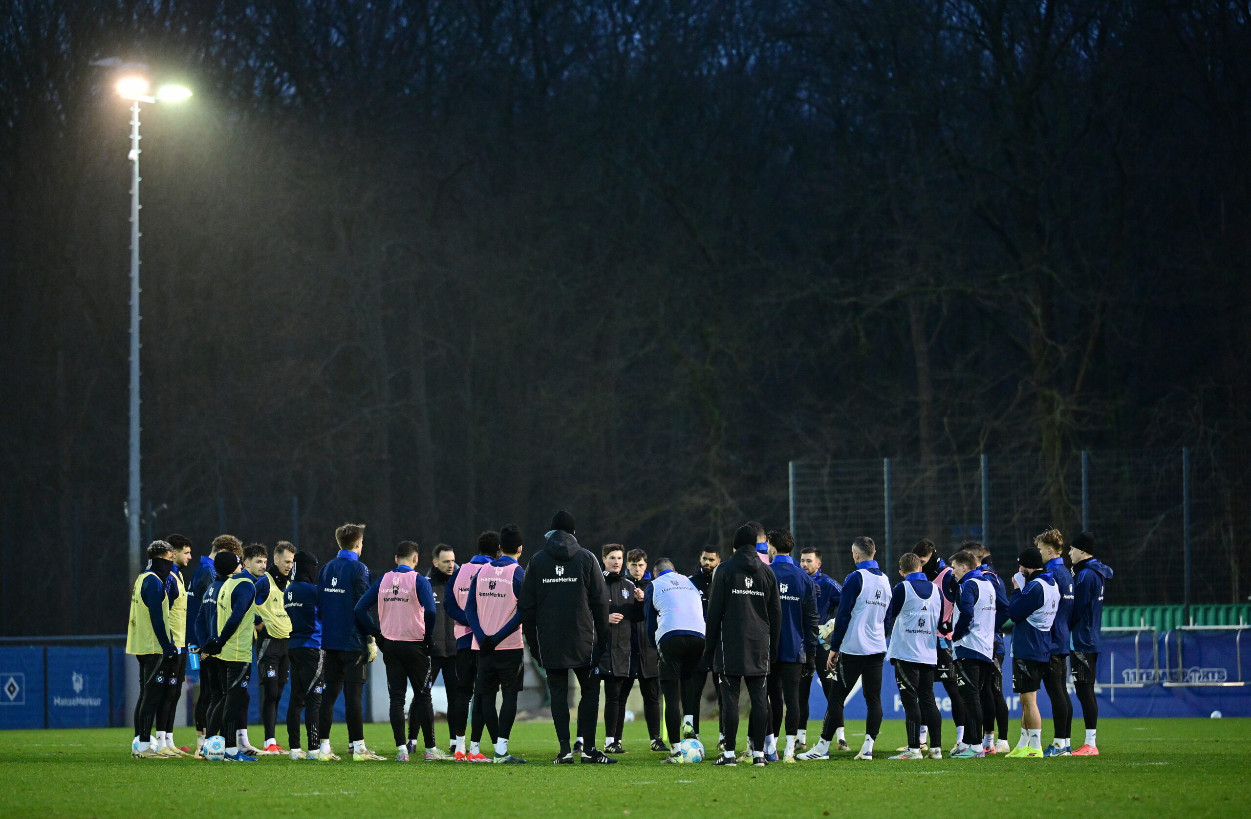 HSV-Trainer Merlin Polzin spricht auf dem Trainingsplatz zu seiner Mannschaft.