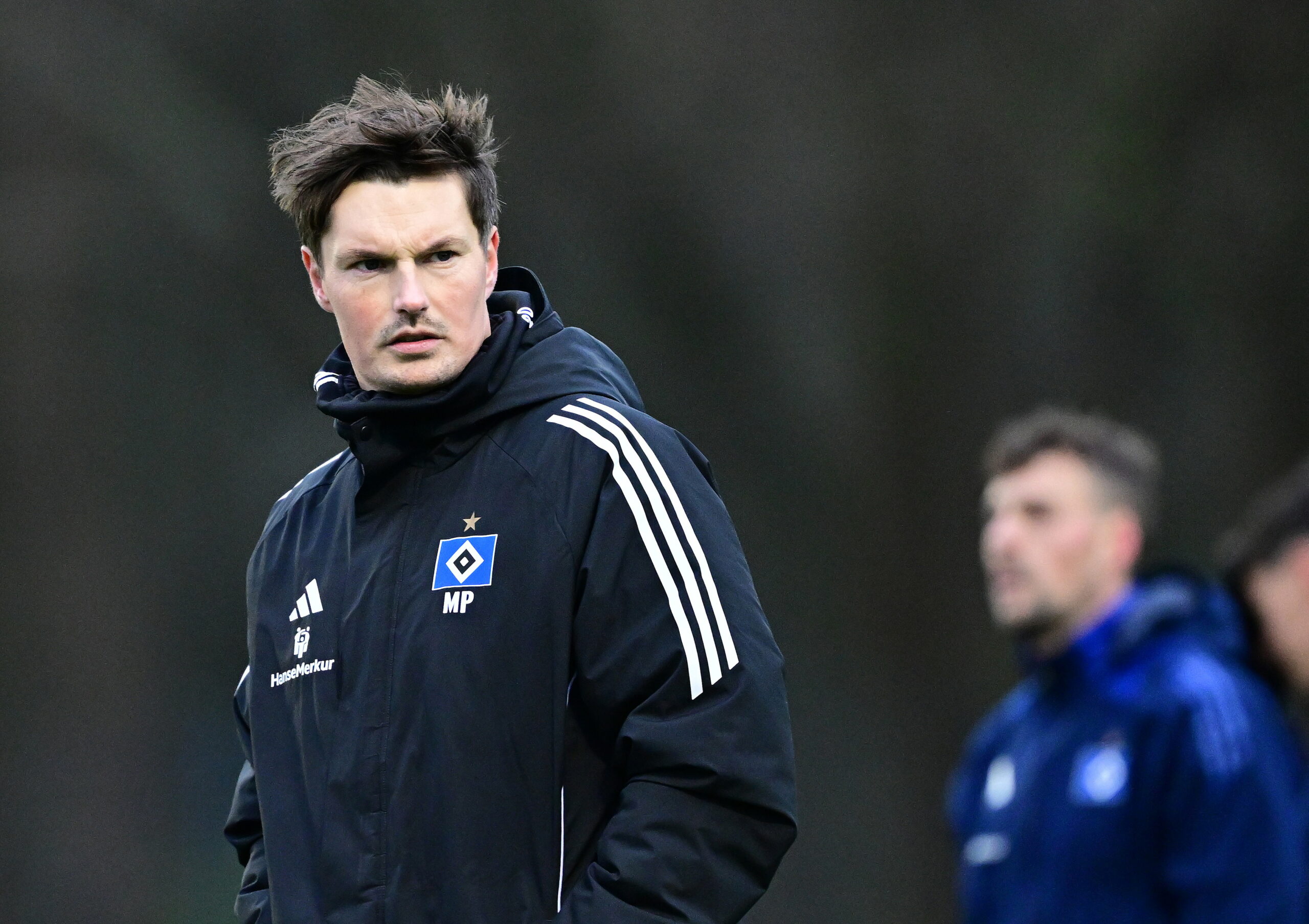 Merlin Polzin im HSV-Training mit Wind-Frisur