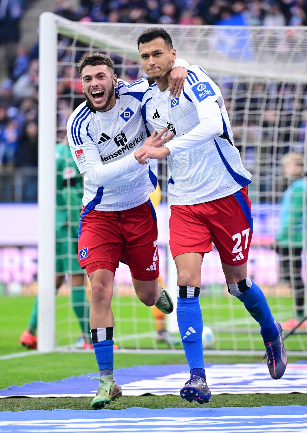 William Mikelbrencis feiert im Volkspark zusammen mit Davie Selke.