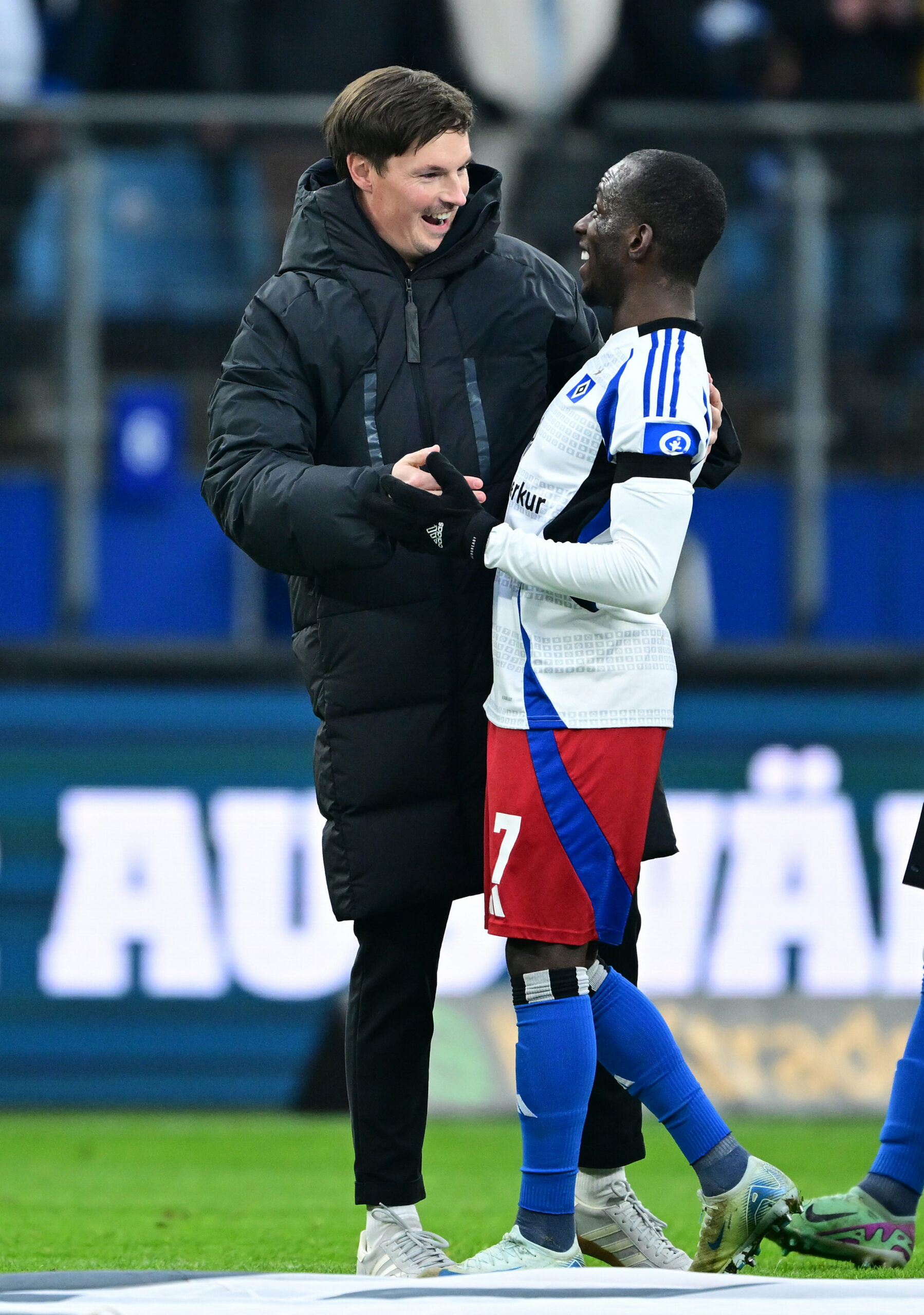 Merlin Polzin und Jean-Luc Dompé lachen zusammen im Volksparkstadion.