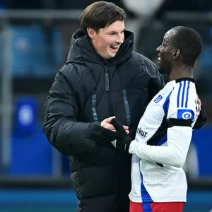 Merlin Polzin und Jean-Luc Dompé lachen zusammen im Volksparkstadion.