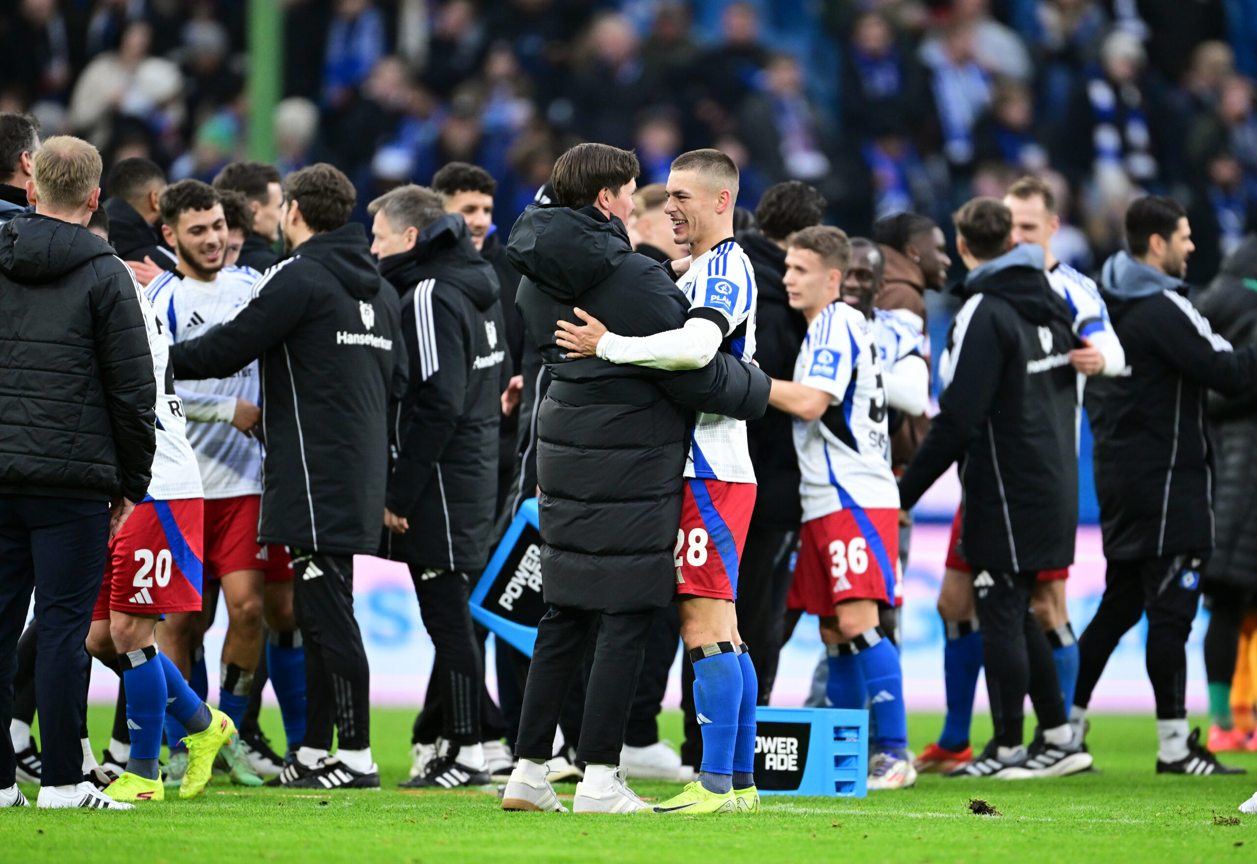 Bleibt er Trainer des HSV? Merlin Polzin (hier mit Miro Muheim) sammelte gegen Fürth beste Argumente.